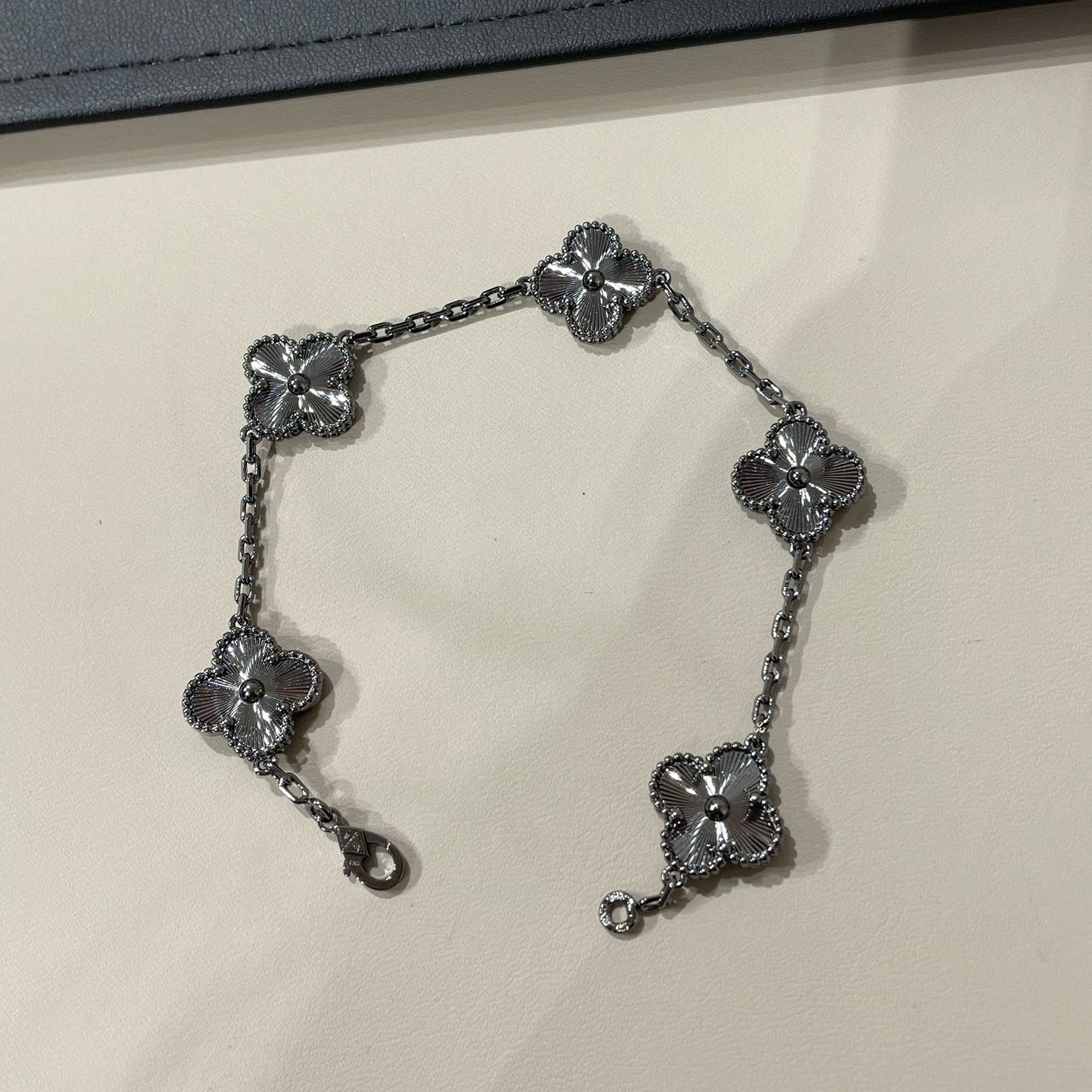 [BLUE TEARS]CLOVER 5 MOTIF BLACK BRACELET
