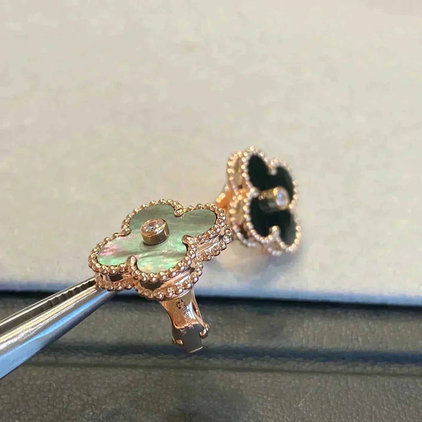 [BLUE TEARS]CLOVER MEDIUM 1 MOTIFS GRAY MOP  DIAMOND EARRINGS