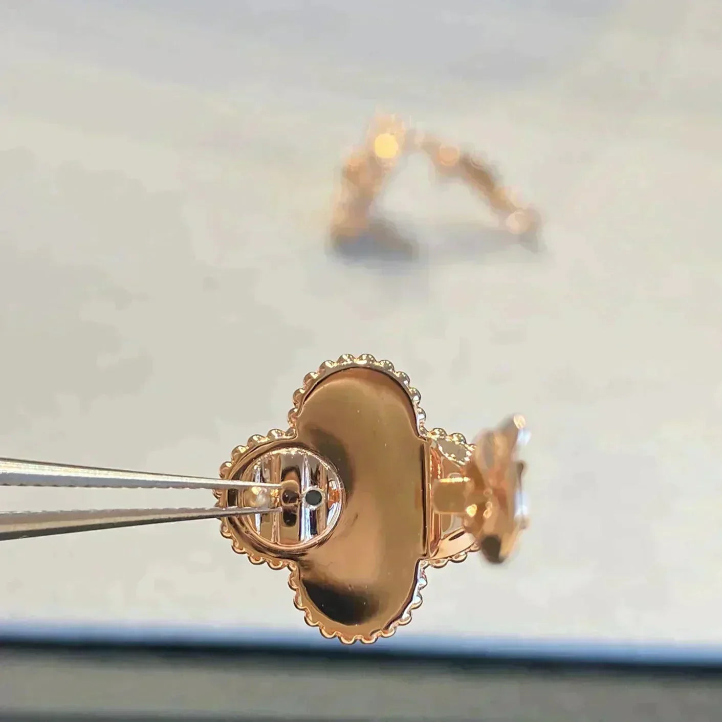 [BLUE TEARS]CLOVER MEDIUM 1 MOTIFS GRAY MOP  DIAMOND EARRINGS