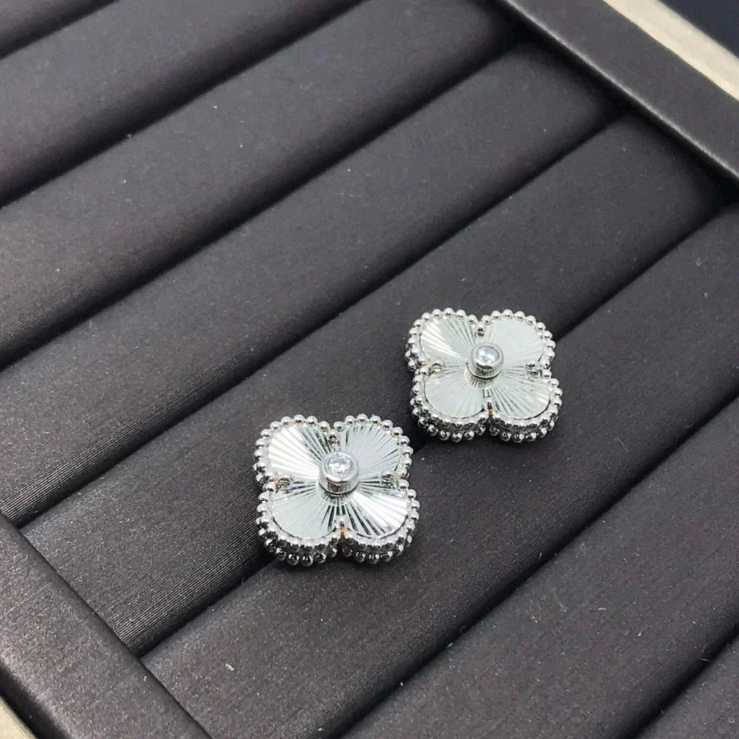 [BLUE TEARS]CLOVER MINI 9.5MM LASER EARRINGS