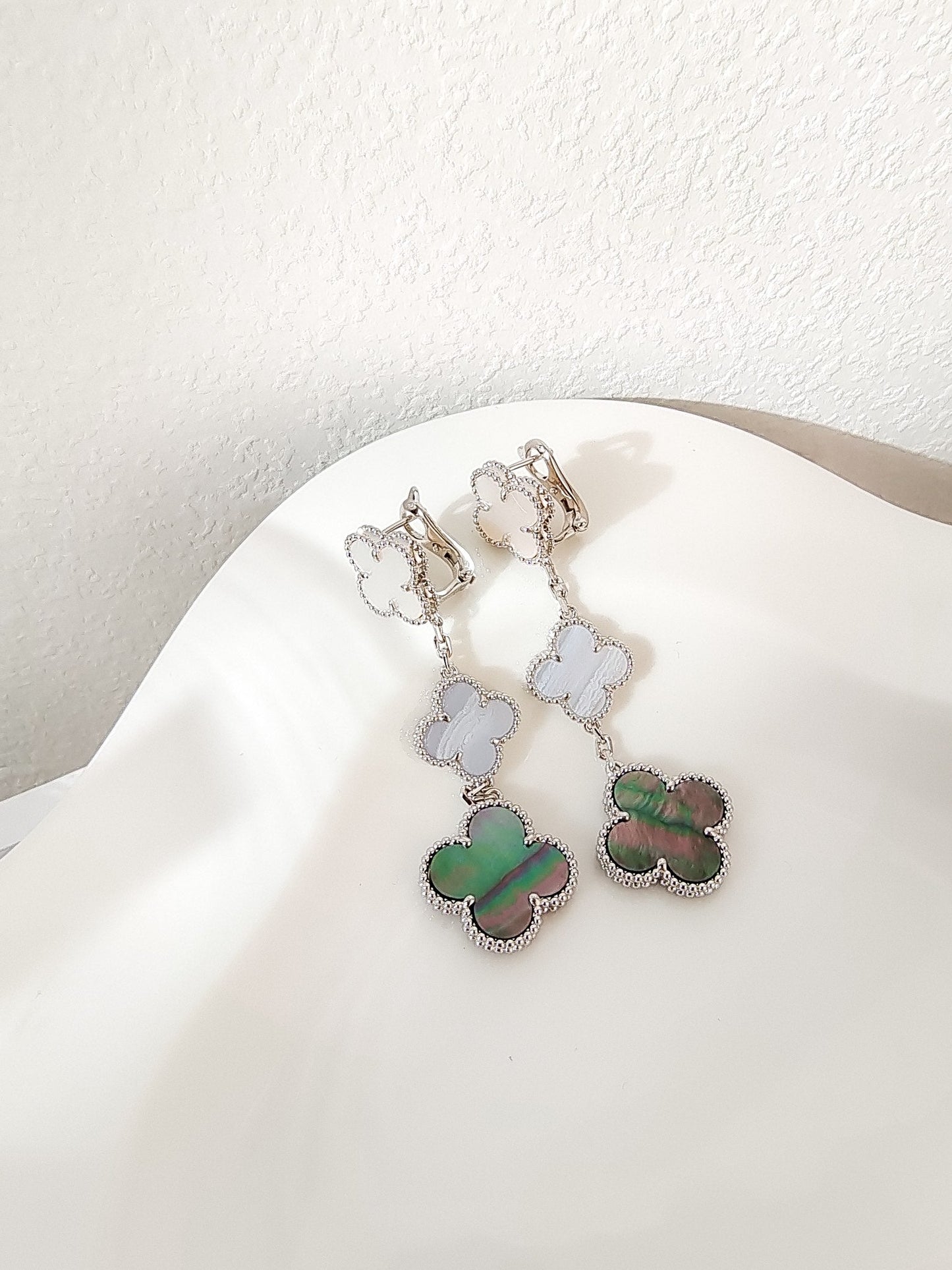 [BLUE TEARS]CLOVER 3 MOTIFS CHALCEDONY DARK MOP SILVER EARRINGS