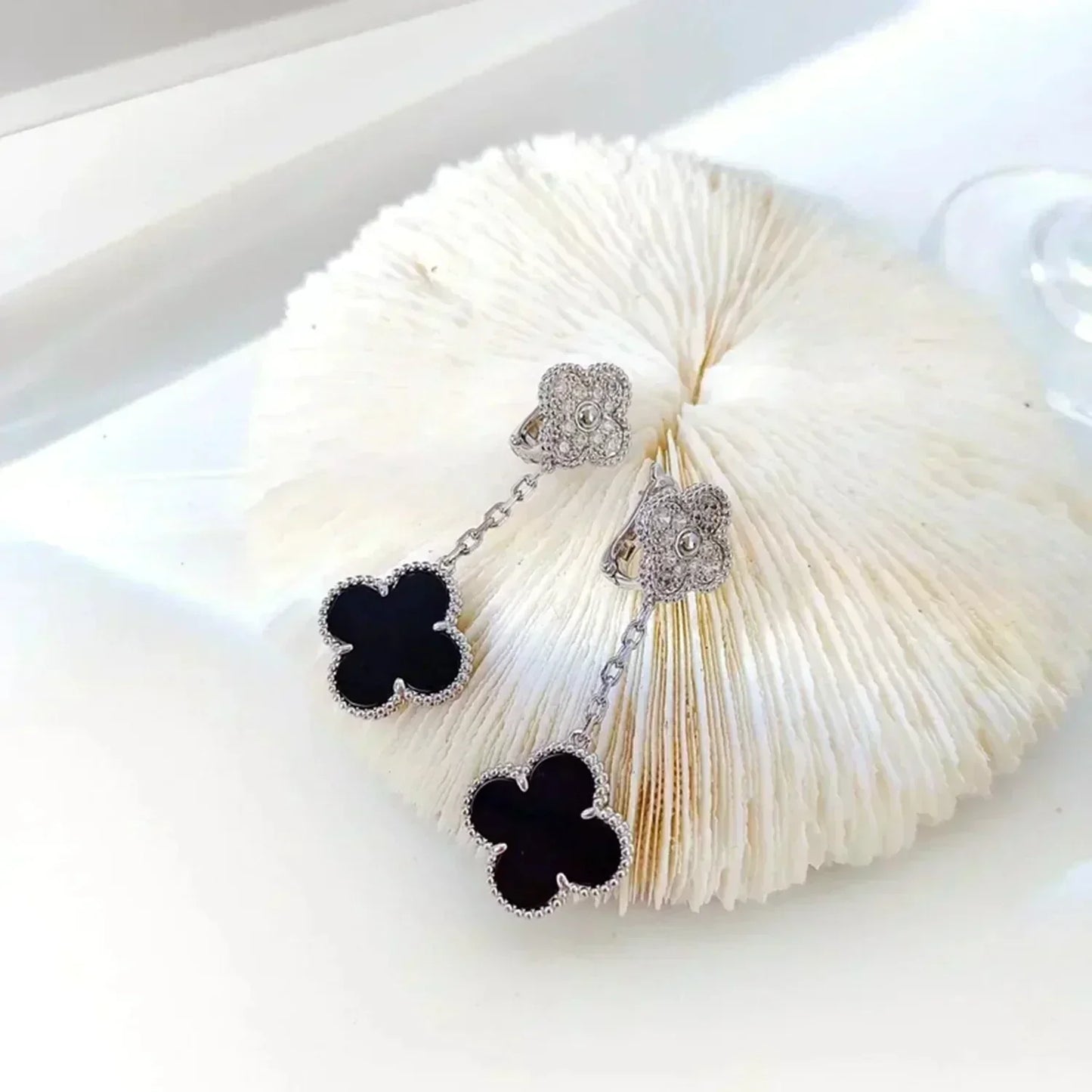 [BLUE TEARS]CLOVER 2 MOTIFS  DIAMOND ONYX EARRINGS SILVER