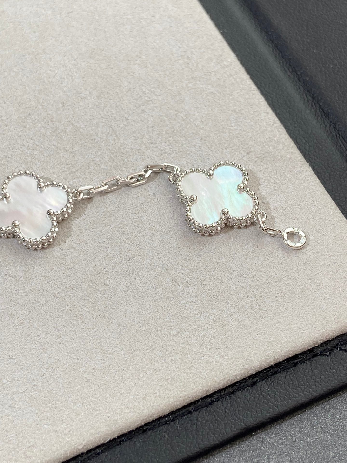 [BLUE TEARS]CLOVER SILVER MOP 5 MOTIF BRACELET