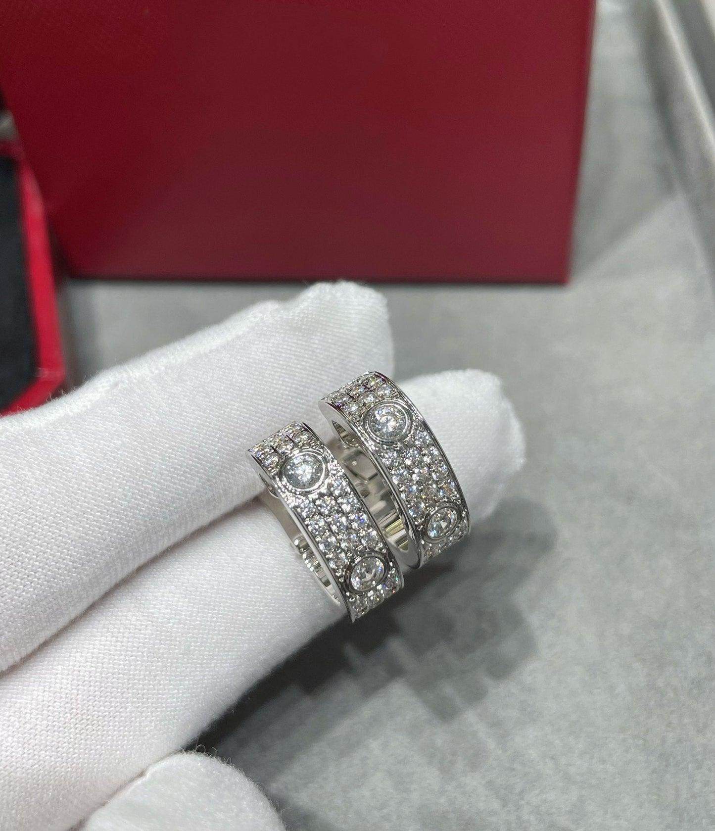 [BLUE TEARS]LOVE 5.5MM DIAMOND PAVED EARRINGS