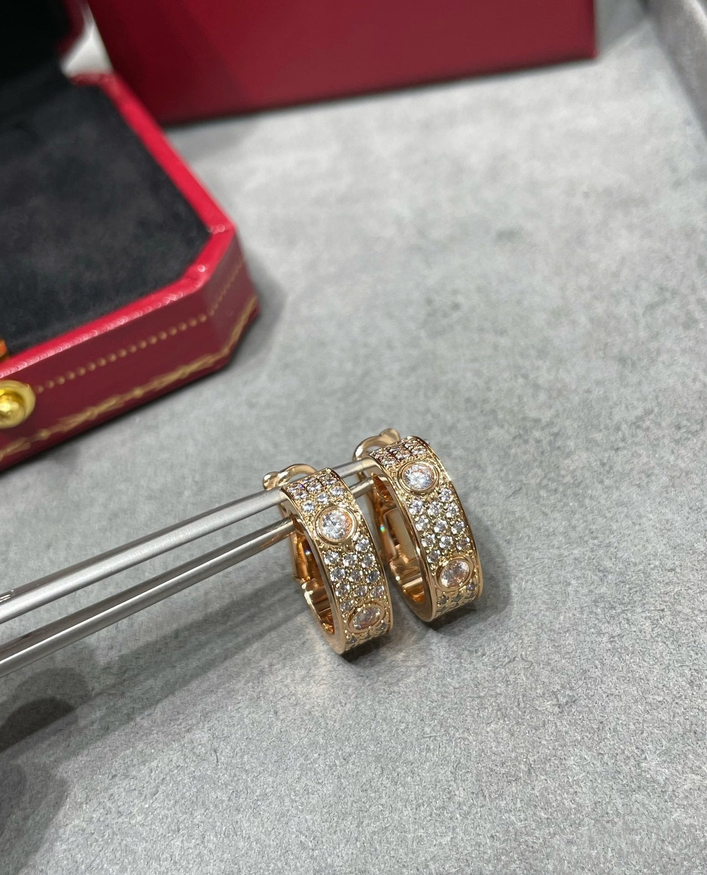 [BLUE TEARS]LOVE 5.5MM DIAMOND PAVED EARRINGS