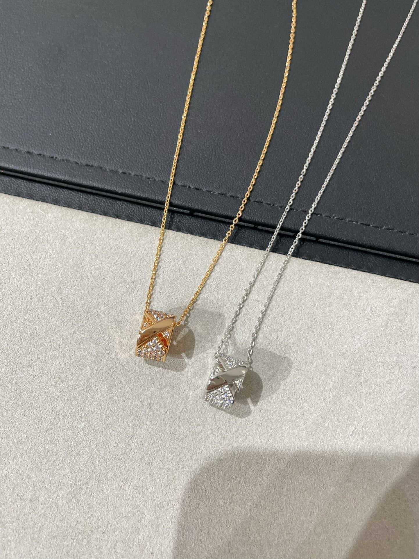 [BLUE TEARS]LIENS EVIDENCE DIAMOND PAVED NECKLACE