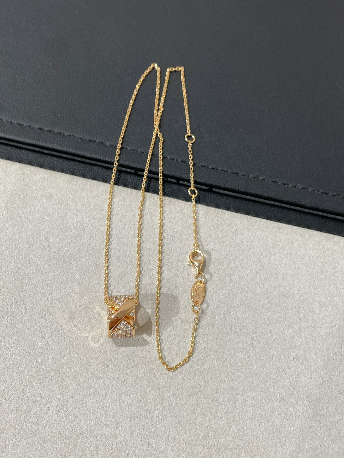 [BLUE TEARS]LIENS EVIDENCE DIAMOND PAVED NECKLACE
