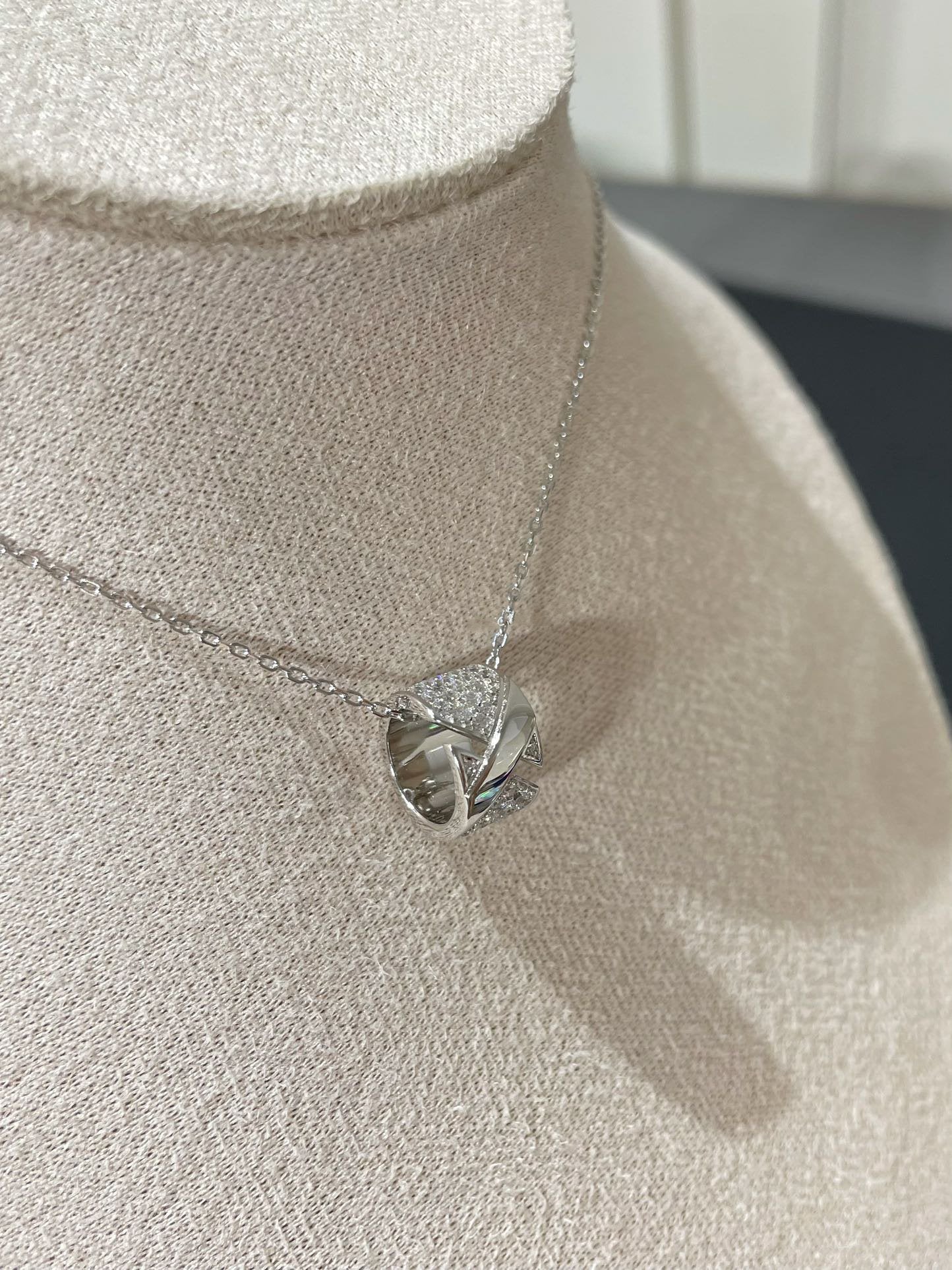 [BLUE TEARS]LIENS EVIDENCE DIAMOND PAVED NECKLACE