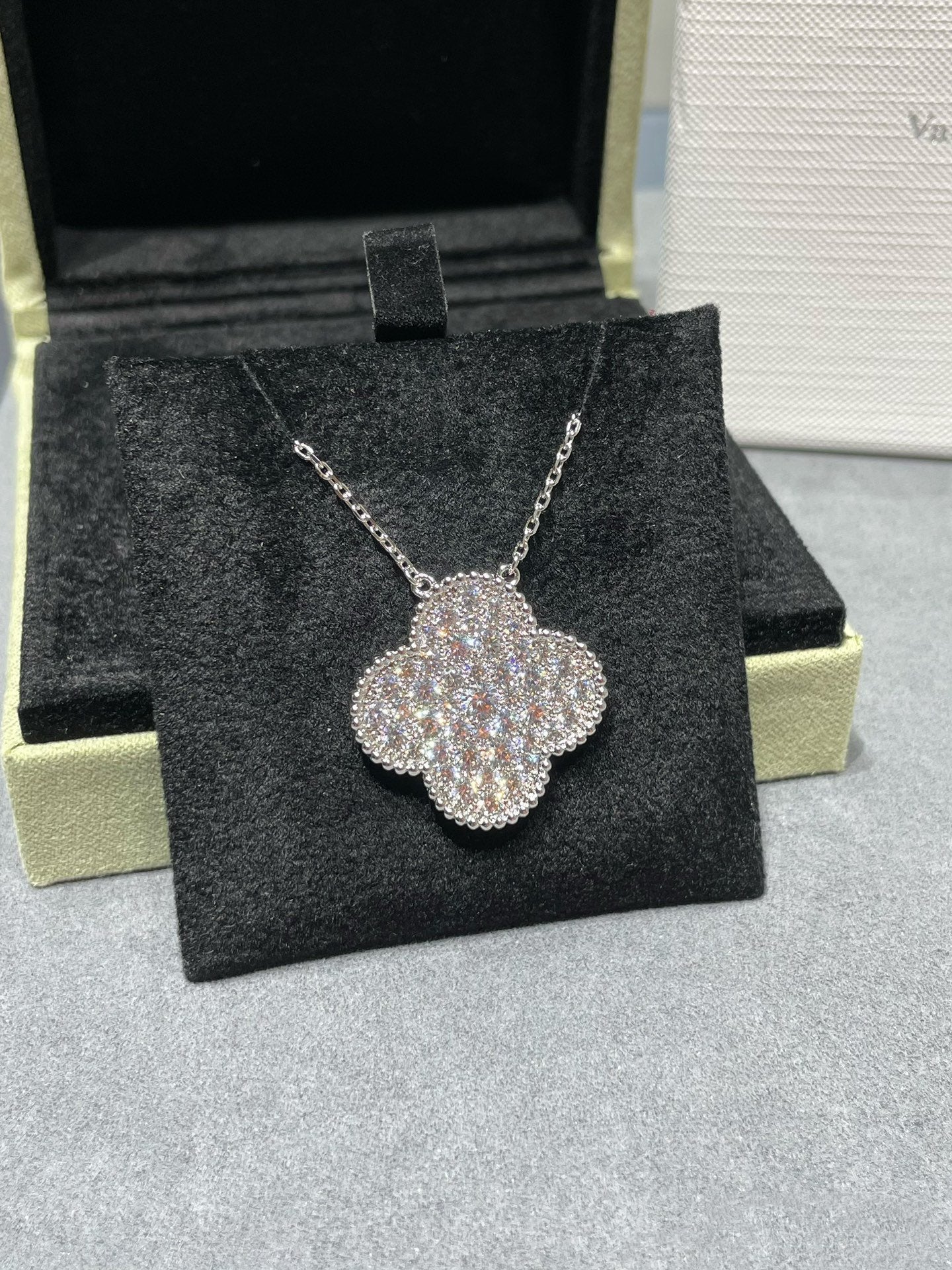 [BLUE TEARS]CLOVER 25MM LARGE PENDANT DIAMOND PAVED SILVER NECKLACE