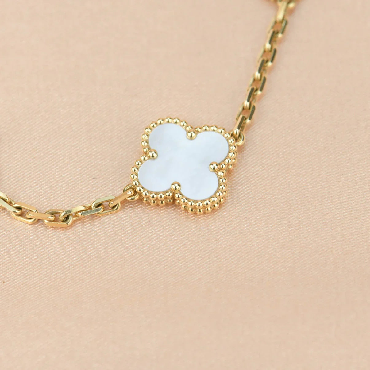 [BLUE TEARS]CLOVER WHITE PEARL MOP 5 MOTIF BRACELET COLLECTION