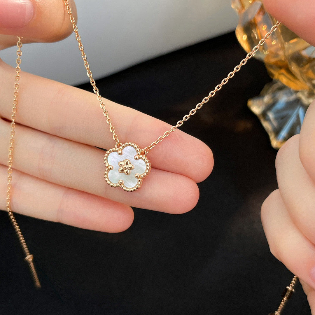 [BLUE TEARS]LUCKY  WHITE MOP  PLUM BLOSSOM NECKLACE
