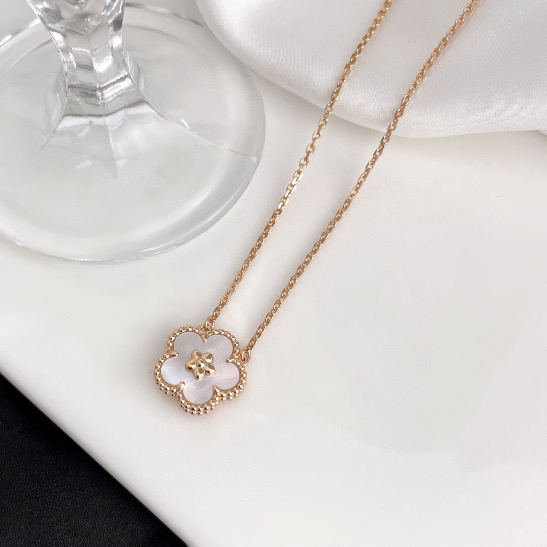 [BLUE TEARS]LUCKY  WHITE MOP  PLUM BLOSSOM NECKLACE