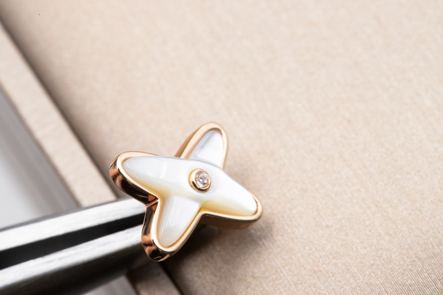 [BLUE TEARS]JEUX DE WHITE MOP PINK GOLD DIAMOND EARRINGS