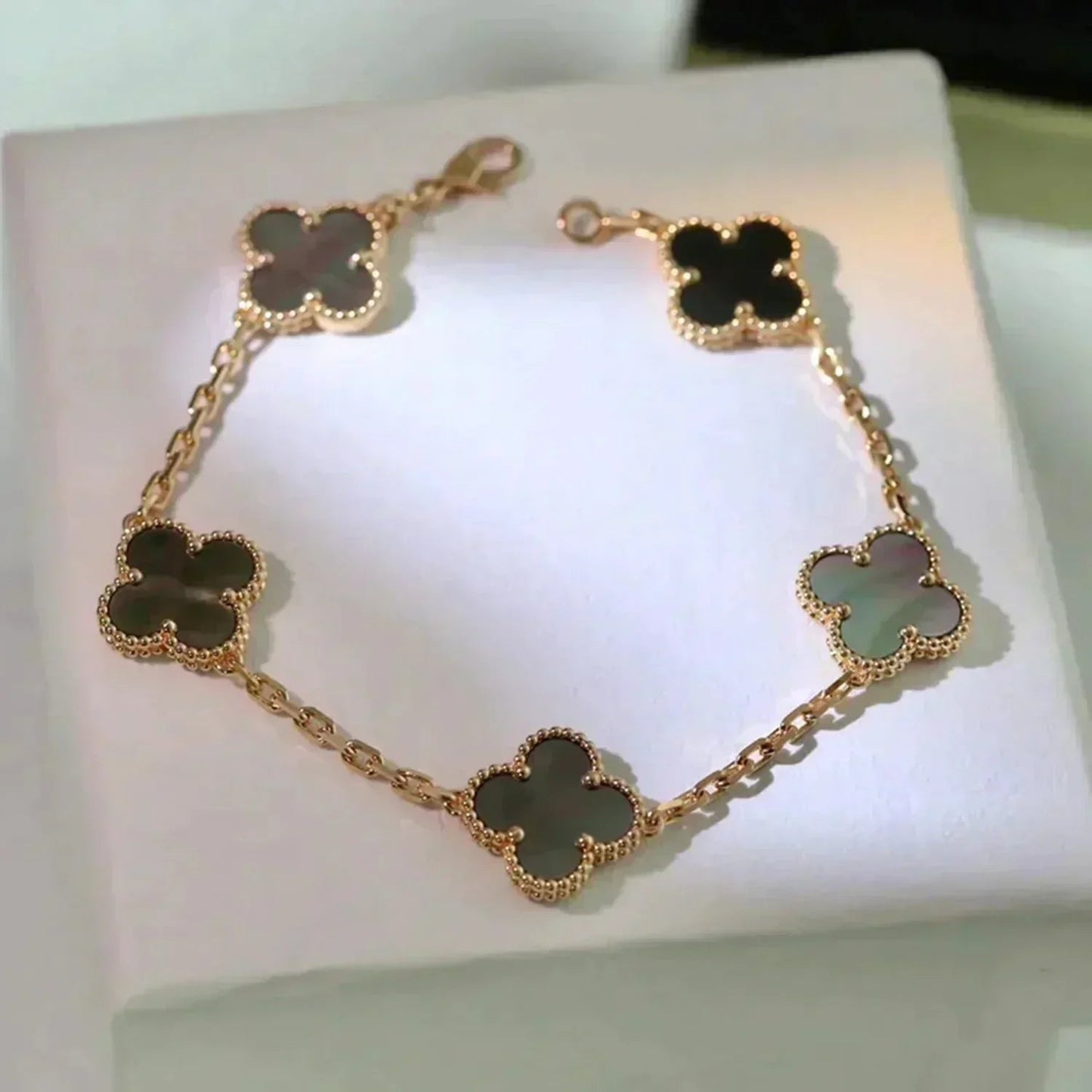 [BLUE TEARS] CLOVER 5 MOTIF GRAY MOP BRACELET COLLECTION