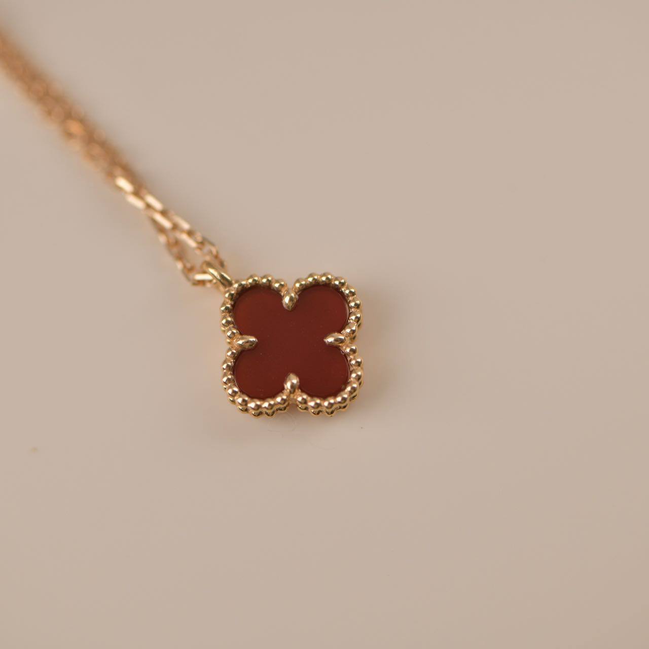[BLUE TEARS]CLOVER MINI 9.5MM WHITE CARNELIANS NECKLACE