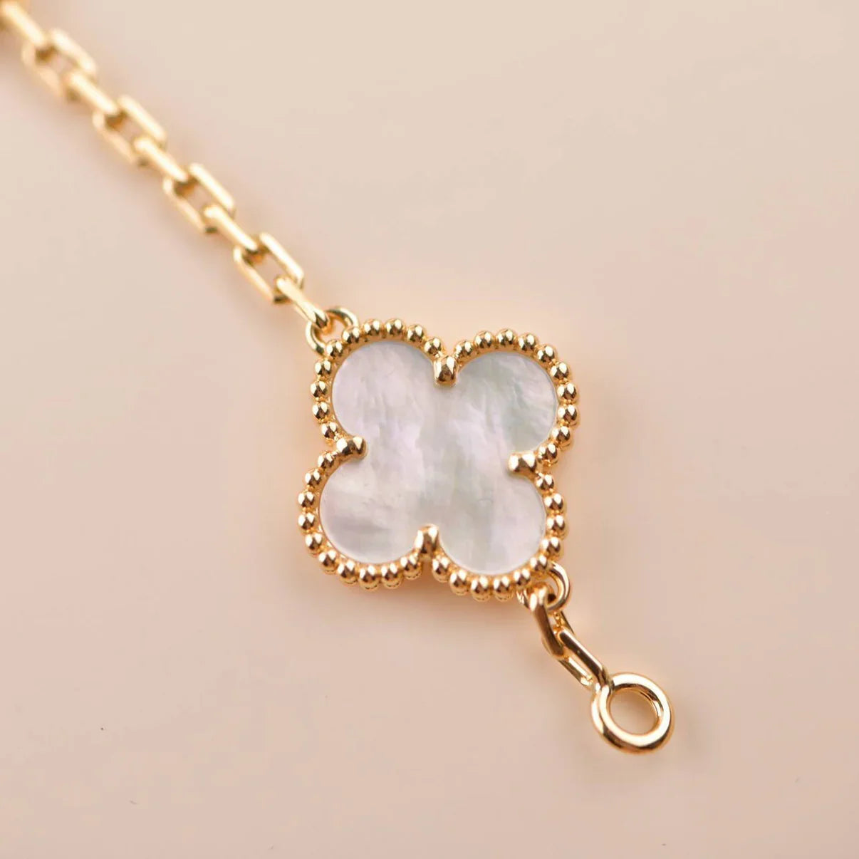 [BLUE TEARS]CLOVER WHITE PEARL MOP 5 MOTIF BRACELET COLLECTION