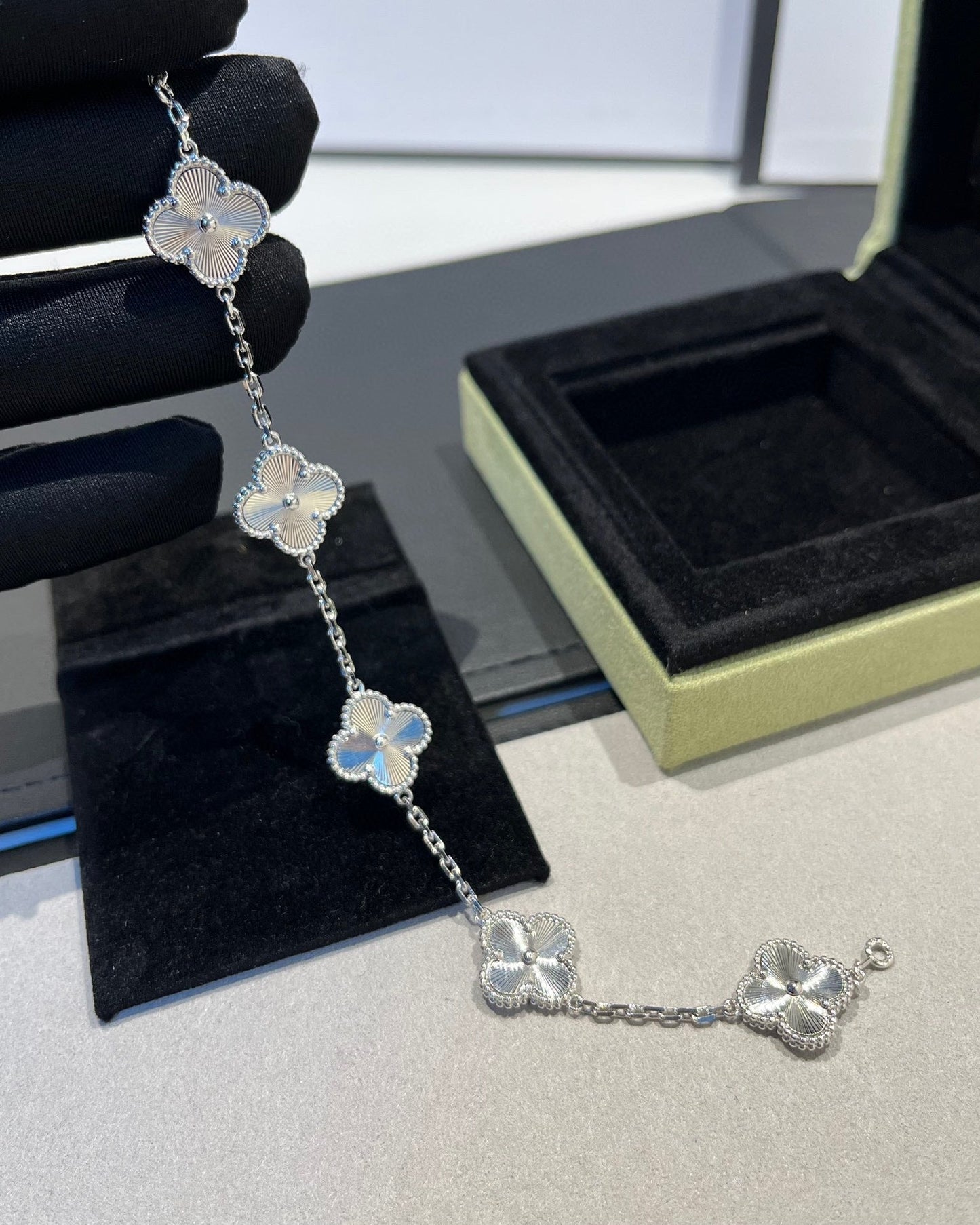 [BLUE TEARS] CLOVER 5 MOTIF LASER BRACELET COLLECTION